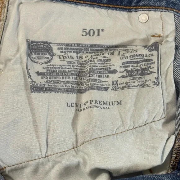 Levi's Button Fly 501 Blue Relaxed Jeans with Faded Details - Picture 4 of 8